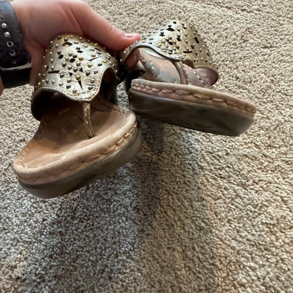 Clarks Artisan Gold Embellished Thong Sandals w/ Short Heel Size 7 Leather - Picture 3 of 12